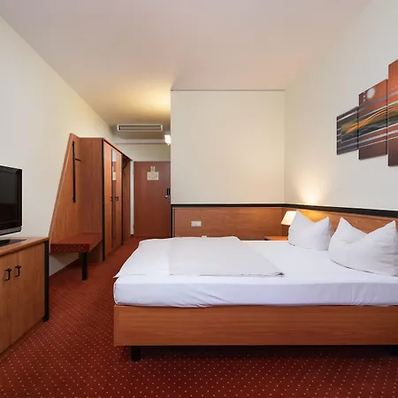 Novina Suedwestpark Hotel 4*