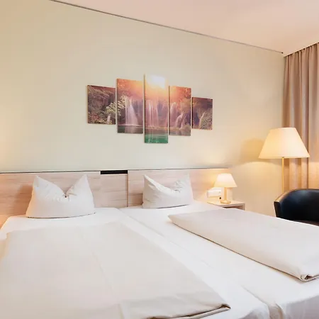 Novina Suedwestpark Hotel 4*