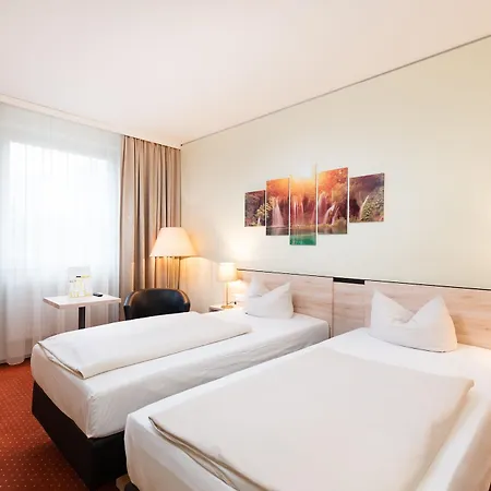 Novina Suedwestpark Hotel 4*