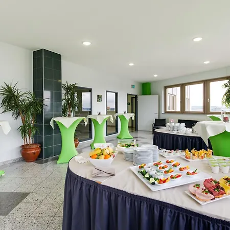 מלון Novina Suedwestpark 4*