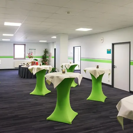 מלון Novina Suedwestpark 4*