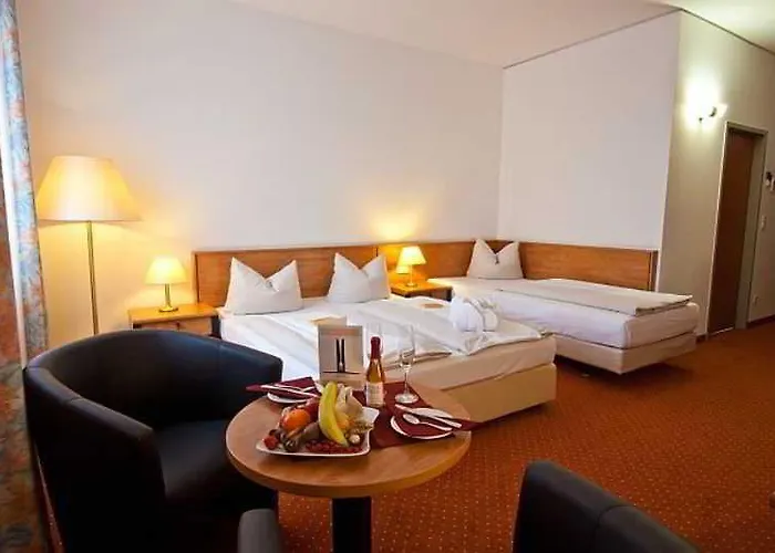 מלון Novina Suedwestpark 4*
